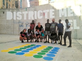 Imatge de la notícia Joves dels centres oberts del Centre Històric pinten jocs tradicionals en una plaça del barri 