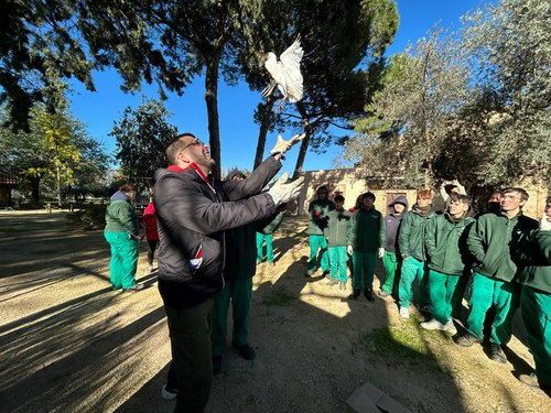 Imatge de la notícia Els alumnes de l’Escola Municipal de Jardineria col·laboren en les tasques de manteniment dels espais verds del Centre de Recuperació de Fauna Salvatge de Vallcalent