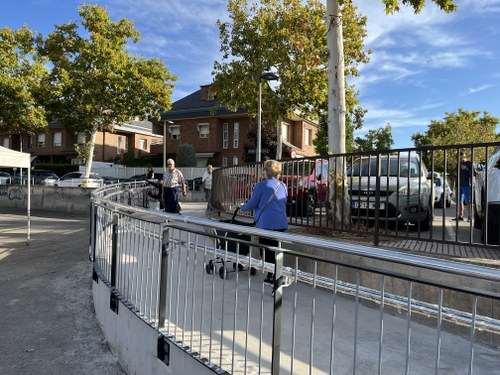 Imatge de la notícia A punt la nova rampa accessible per al mercadet i l’aparcament del Camp d’Esports