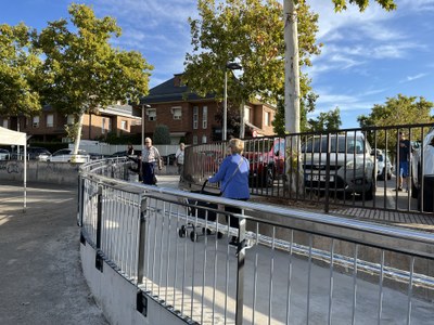 A punt la nova rampa accessible per al mercadet i l’aparcament del Camp d’Esports