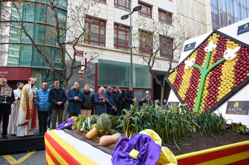 Imatge de la notícia Desfilada de carrosses, carros i cavalleries a la tradicional festa dels Tres Tombs