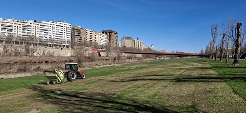 Imatge de la notícia El Centre Especial de Treball de l’IMO ha començat els treballs d’escarificació del marge esquerre del Riu Segre