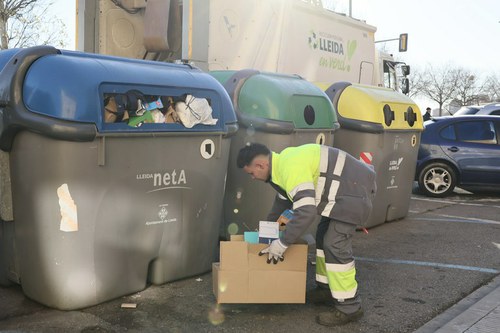 Imatge de la notícia En marxa els serveis de reforç de la neteja d’illes de contenidors i de la recollida de cartró comercial