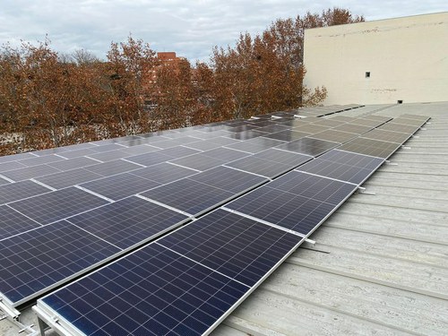 Imatge de la notícia En marxa la instal·lació de més de dos-cents panells solars fotovoltaics a la coberta del pavelló Barris Nord