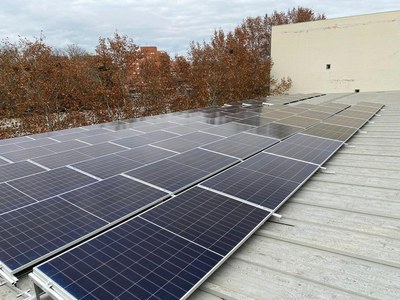 En marxa la instal·lació de més de dos-cents panells solars fotovoltaics a la coberta del pavelló Barris Nord