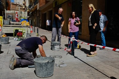 En marxa les obres d'arranjament del paviment del carrer Democràcia