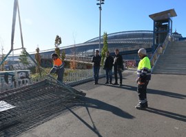 Inici de les obres d'arranjament de les rampes d'accés a la passarel·la de l'estació de Renfe 