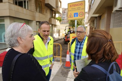 Inici d'obres per eixamplar la vorera en un tram del carrer Penedès