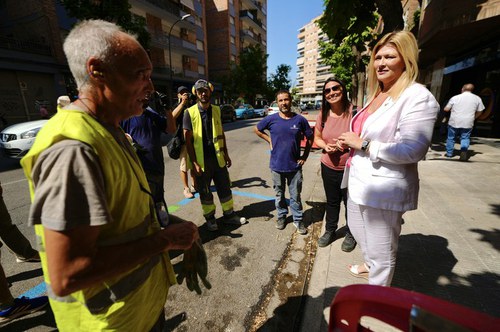 Imatge de la notícia La Brigada d'Obres Municipal repara el paviment i escocells de les voreres de l'avinguda València