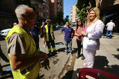 La Brigada d'Obres Municipal repara el paviment i escocells de les voreres de l'avinguda València