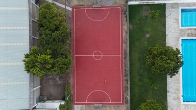 La coberta de la pista esportiva del centre cívic de la Bordeta, llesta l’any vinent