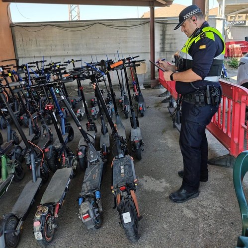 Imatge de la notícia La Guàrdia Urbana efectua controls a 135 bicicletes i patinets elèctrics en una setmana