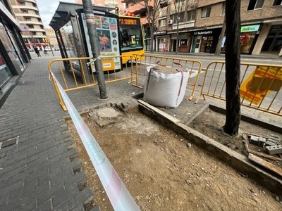 La Paeria arranja un tram de vorera de l’Avinguda de les Garrigues