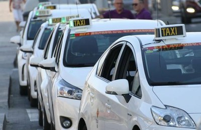 La Paeria i el sector del taxi crearan una mesa de treball conjunta 
