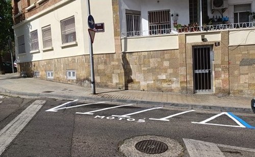 Imatge de la notícia La Paeria implanta 27 nous aparcaments de motos per millorar la visibilitat als passos de vianants