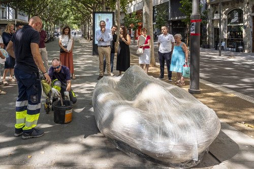 Imatge de la notícia La Paeria instal·la un nou banc de disseny a la Rambla Ferran