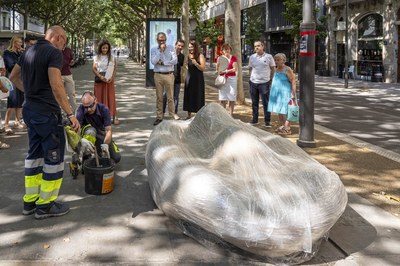 La Paeria instal·la un nou banc de disseny a la Rambla Ferran