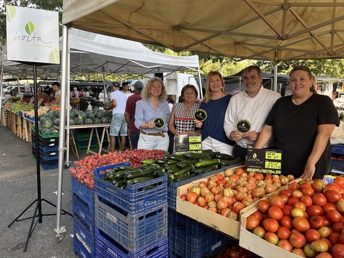 Imatge de la notícia La Paeria millora la senyalització dels productes de l’Horta de Lleida als mercadets