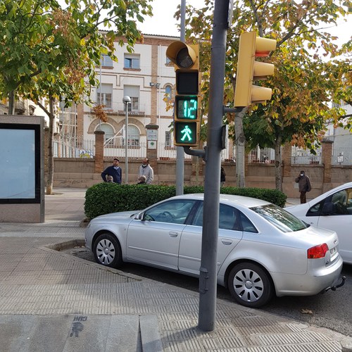 Imatge de la notícia La Paeria millora la senyalització dels semàfors per a vianants i ciclistes 