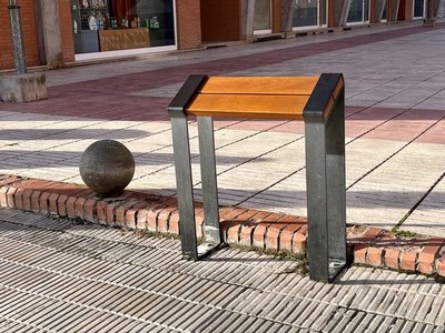 La Paeria reforça la millora de les parades de bus amb la instal·lació de 3 bancs isquiàtics i 8 bancs convencionals