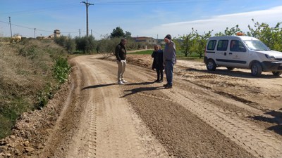 La Paeria repara els ferms granulars als camins de l’Horta de Lleida 