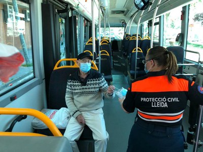 La Paeria reparteix mascaretes de protecció als usuaris del transport públic de Lleida 