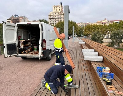 La Paeria substitueix trams del paviment de fusta de la passarel·la del Liceu Escolar malmesos per un acte vandàlic