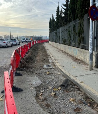 Millora del paviment al carrer darrere de l’escola Riu Segre