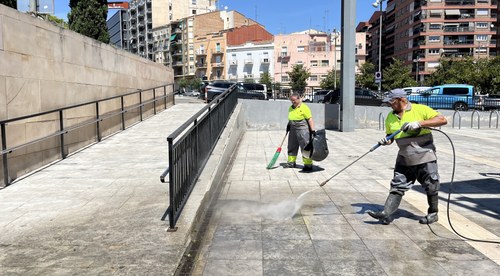 Imatge de la notícia Neteja intensiva a la plaça de Josep Prenafeta per millorar el confort i la convivència