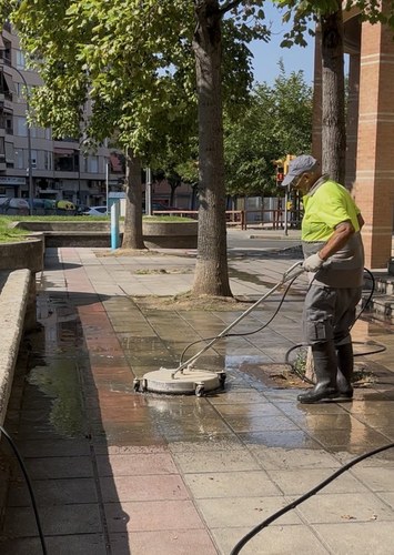 Imatge de la notícia Neteja intensiva a la plaça de les Missions per una ciutat més neta i endreçada