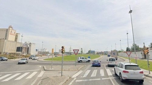 Imatge de la notícia Obres en horari nocturn per reparar el paviment de la rotonda del cementiri