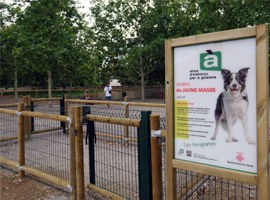 Obres per habilitar una gran àrea de jocs per a gossos, la quarta de la ciutat, als Jardins Primer de Maig 