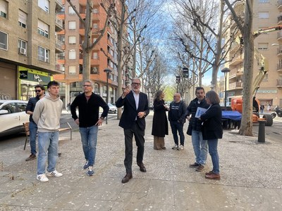 Operació intensiva de manteniment, esporga d’arbres i neteja del paviment i el mobiliari urbà a Doctora Castells i entorns