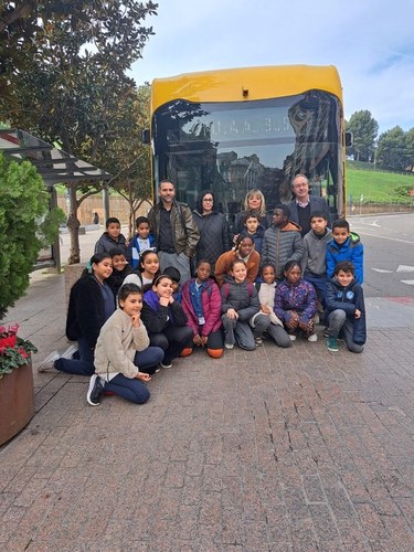 Imatge de la notícia Prop de 650 alumnes i professors participen en l’activitat ‘Puja a l’autobús’