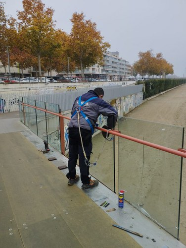 Imatge de la notícia Renovació dels vidres de la Passarel·la dels Maristes