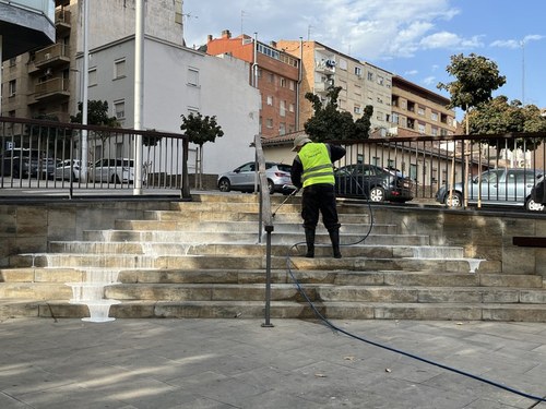 Imatge de la notícia Servei de neteja intensiva a cinc barris a càrrec de personal en formació de l’Institut Municipal d’Ocupació
