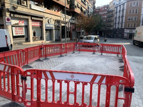 Imatge de la notícia Tasques de manteniment del paviment a la plaça Mossèn Jacint Verdaguer