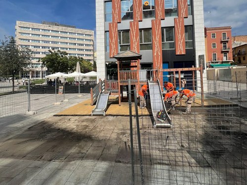 Imatge de la notícia Tasques de renovació del paviment de cautxú de la plaça Cervantes