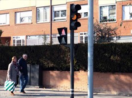 La Paeria instal·la un semàfor per a persones amb discapacitat visual que s’activa per proximitat al telèfon mòbil de l’usuari 