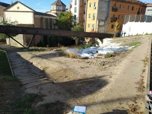 Imatge de la notícia La Paeria millora el tancament de les restes arqueològiques de la Cuirassa