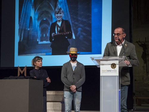 Imatge de la notícia L’alcalde de Lleida rep el trofeu que reconeix la Seu Vella com a guanyadora de la Batalla Monumental de TV3 