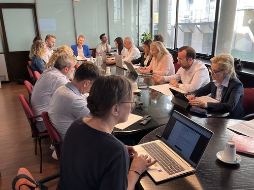 Imatge de la notícia La Paeria limitarà l’excés de publicitat i retolació cridanera als aparadors de bars, restaurants i botigues