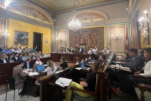 Imatge de la notícia Pas endavant per limitar l'excés de publicitat i la retolació cridanera als aparadors de bars, restaurants i botigues