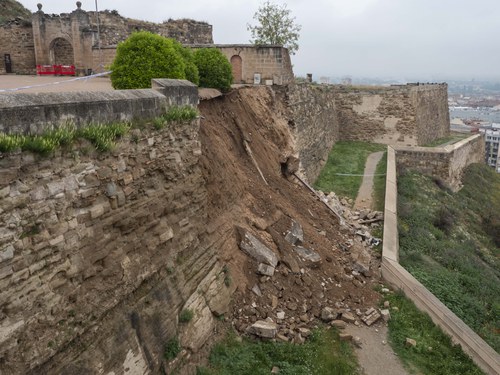 Imatge de la notícia Tècnics municipals i del departament de Cultura faran un informe sobre les causes de l’esllavissada de part del mur de la Seu Vella i les actuacions arquitectòniques que s’hi faran per consolidar-lo 