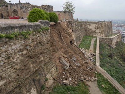 Tècnics municipals i del departament de Cultura faran un informe sobre les causes de l’esllavissada de part del mur de la Seu Vella i les actuacions arquitectòniques que s’hi faran per consolidar-lo 