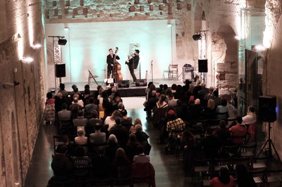 Un centenar de persones estrenen la temporada de les Nits de Lluna Plena al Claustre 