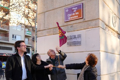 Descoberta de la placa que dona nom a la Plaça del Clot de les Granotes