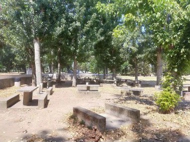 Imatge de la notícia La Paeria duu a terme els treballs per demolir les taules de pícnic de les Basses
