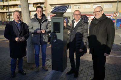 La Paeria inicia la instal·lació de les noves màquines de zona blava