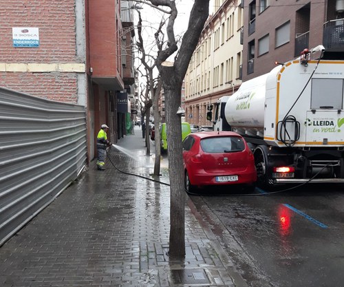 Imatge de la notícia La Paeria intensifica les accions de neteja a la ciutat 